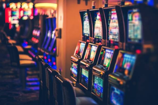 Tampilan meja live baccarat dengan dealer profesional di studio kawa77
